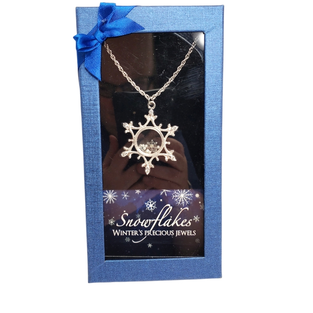 NEW Snowflake Pendant Silver Tone Necklace 20 Inches + 3 Inch Extender